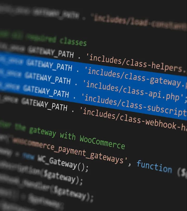 Primer plano de código fuente con rutas de inclusión de PHP resaltadas en un editor de código.